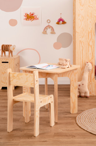 Drewniane krzesełko i stolik dla dzieci wykonane ze sklejki sosnowej w kolorze naturalnego drewna